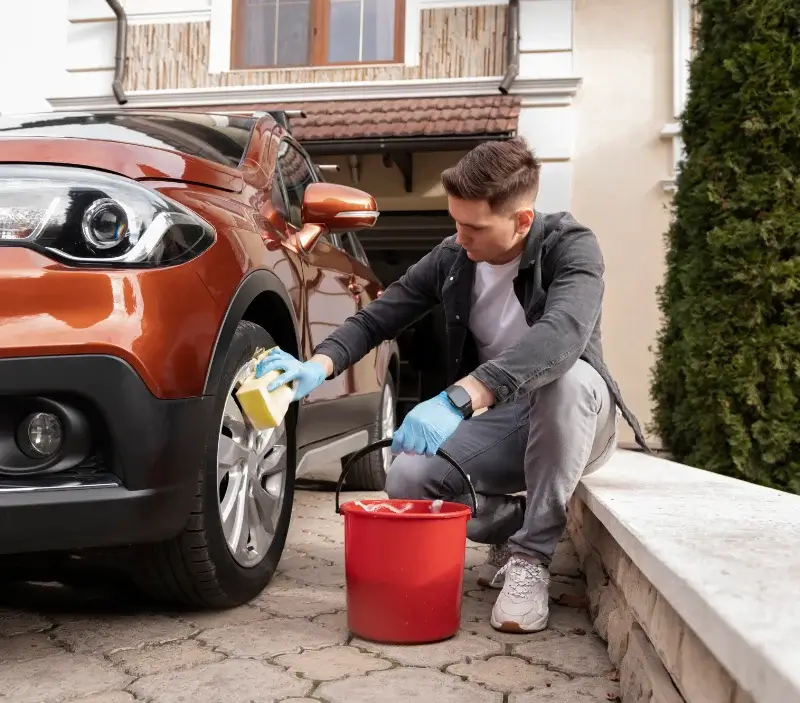 Lavage auto à domicile Le Cheylard : professionnel intervenant sur un véhicule